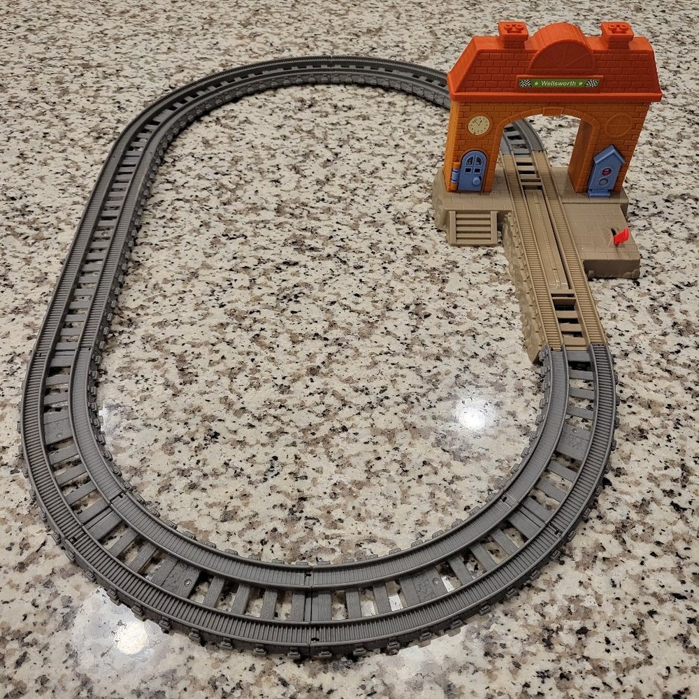 Thomas the Train Wellsworth Station set w/ extra trains!